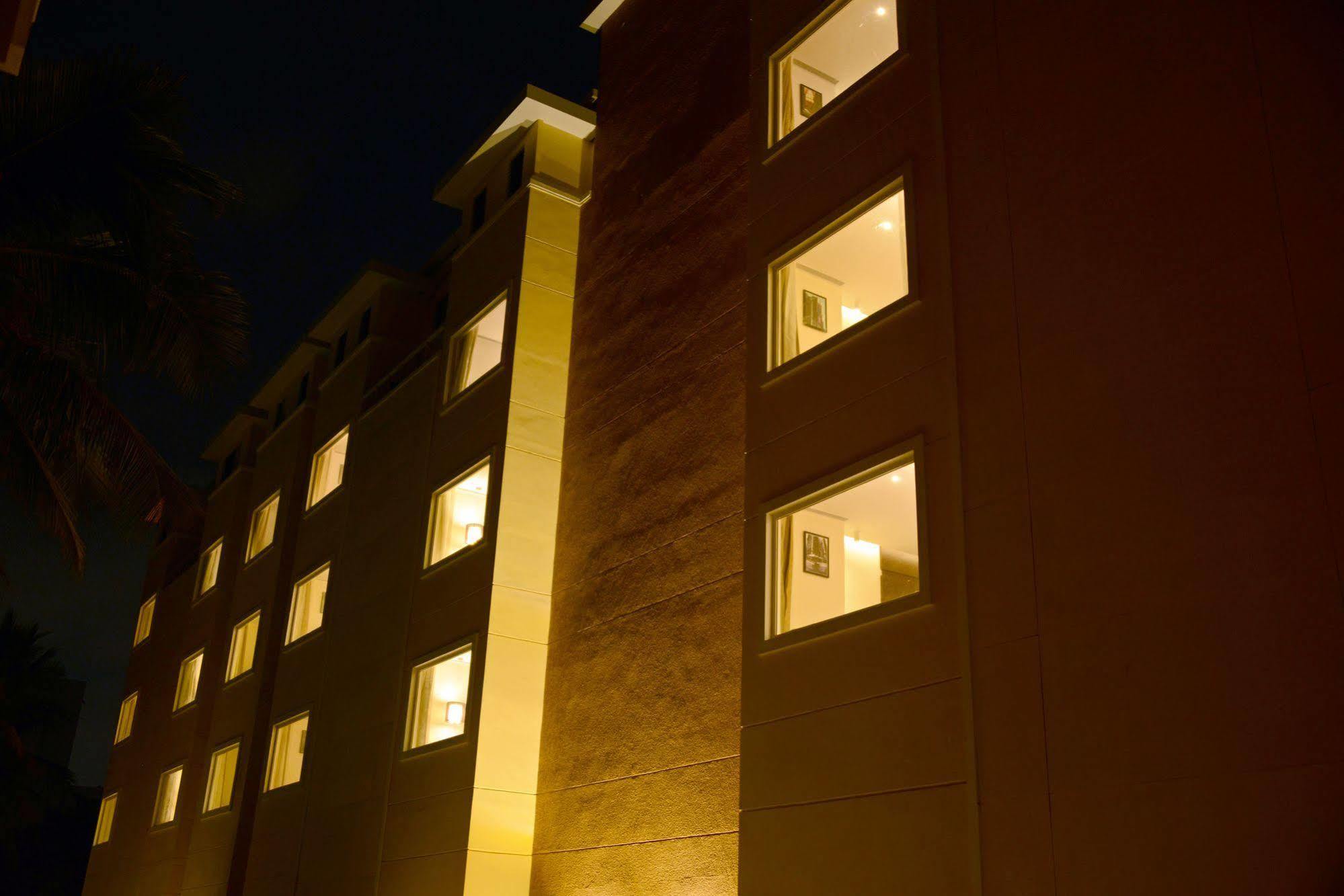 Hotel Blu Iris Chennai Exterior foto