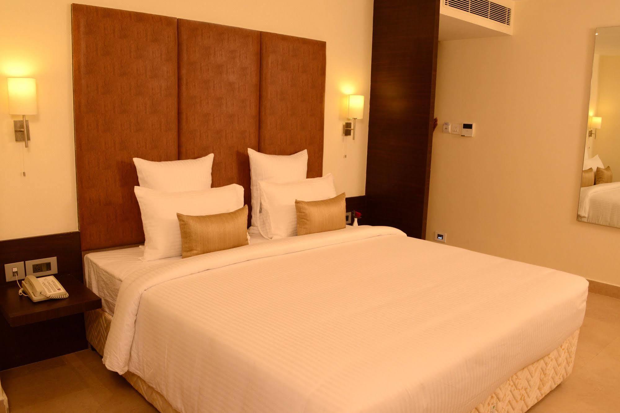 Hotel Blu Iris Chennai Exterior foto