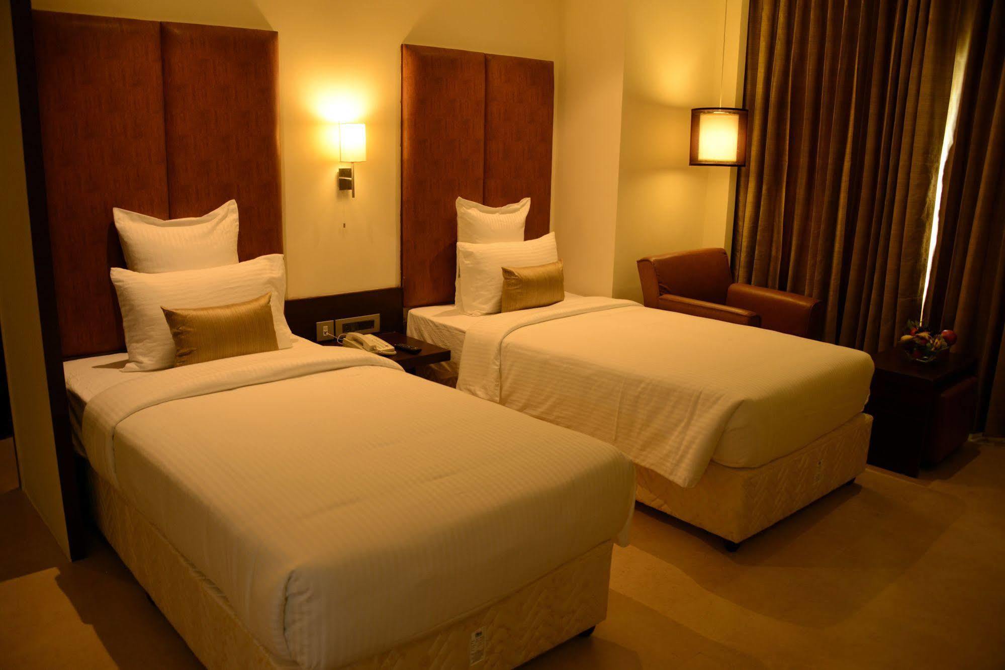 Hotel Blu Iris Chennai Exterior foto