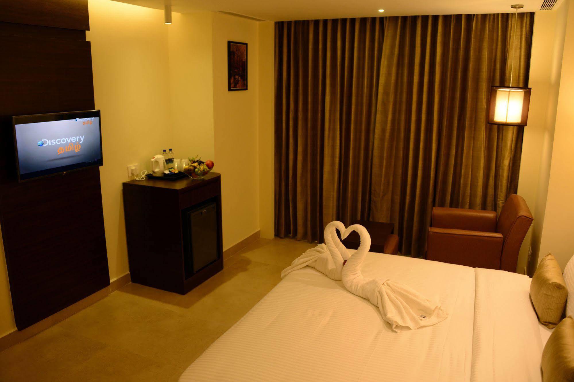 Hotel Blu Iris Chennai Exterior foto