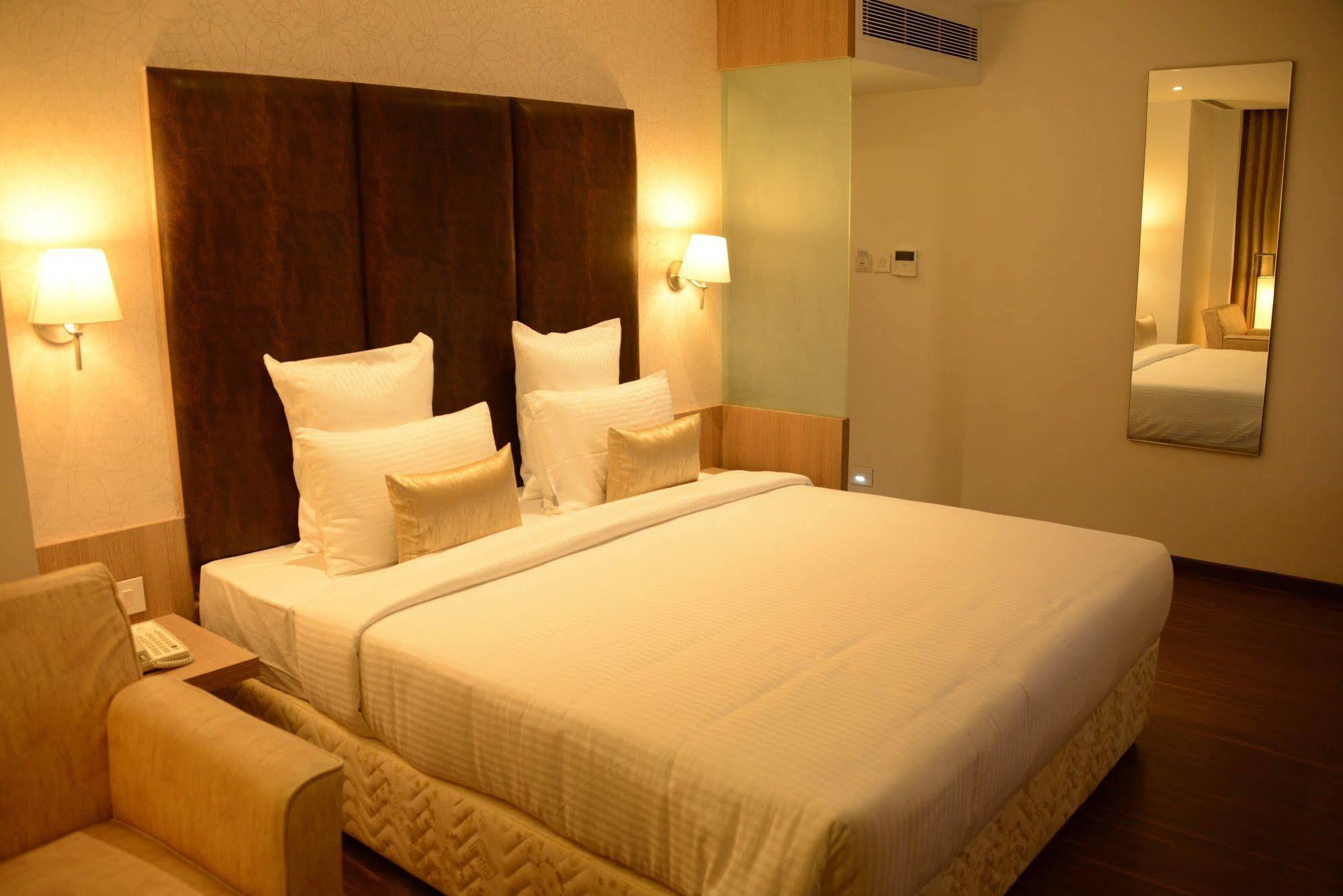 Hotel Blu Iris Chennai Exterior foto
