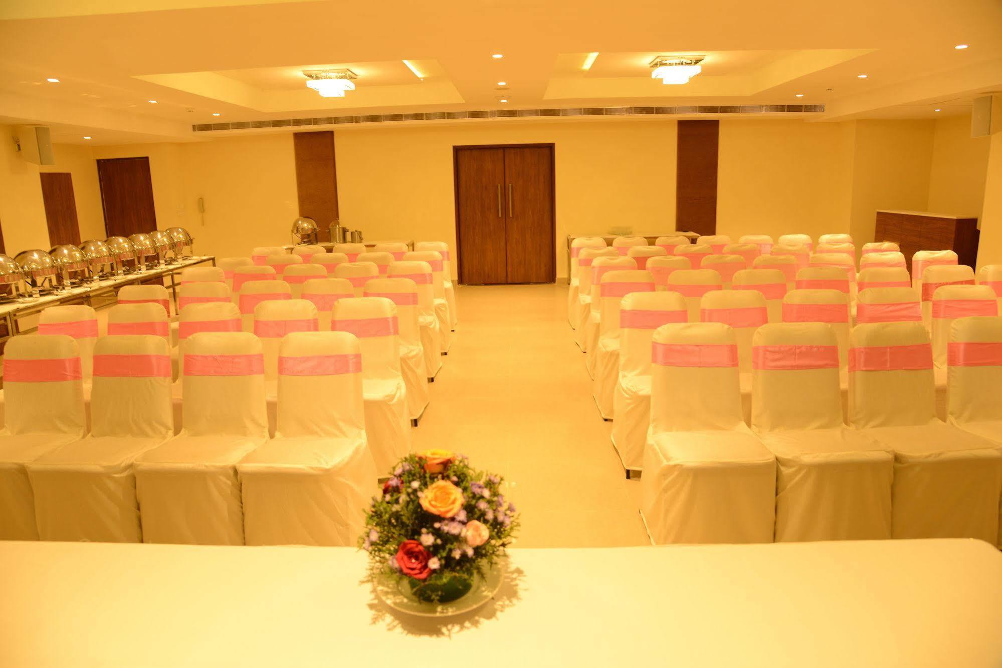 Hotel Blu Iris Chennai Exterior foto