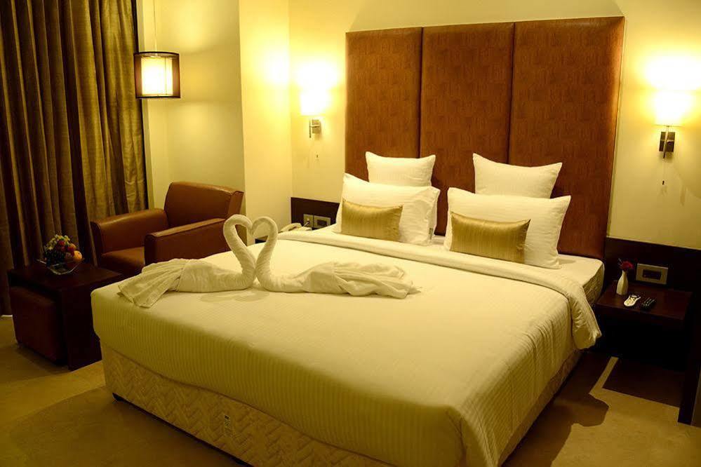 Hotel Blu Iris Chennai Exterior foto