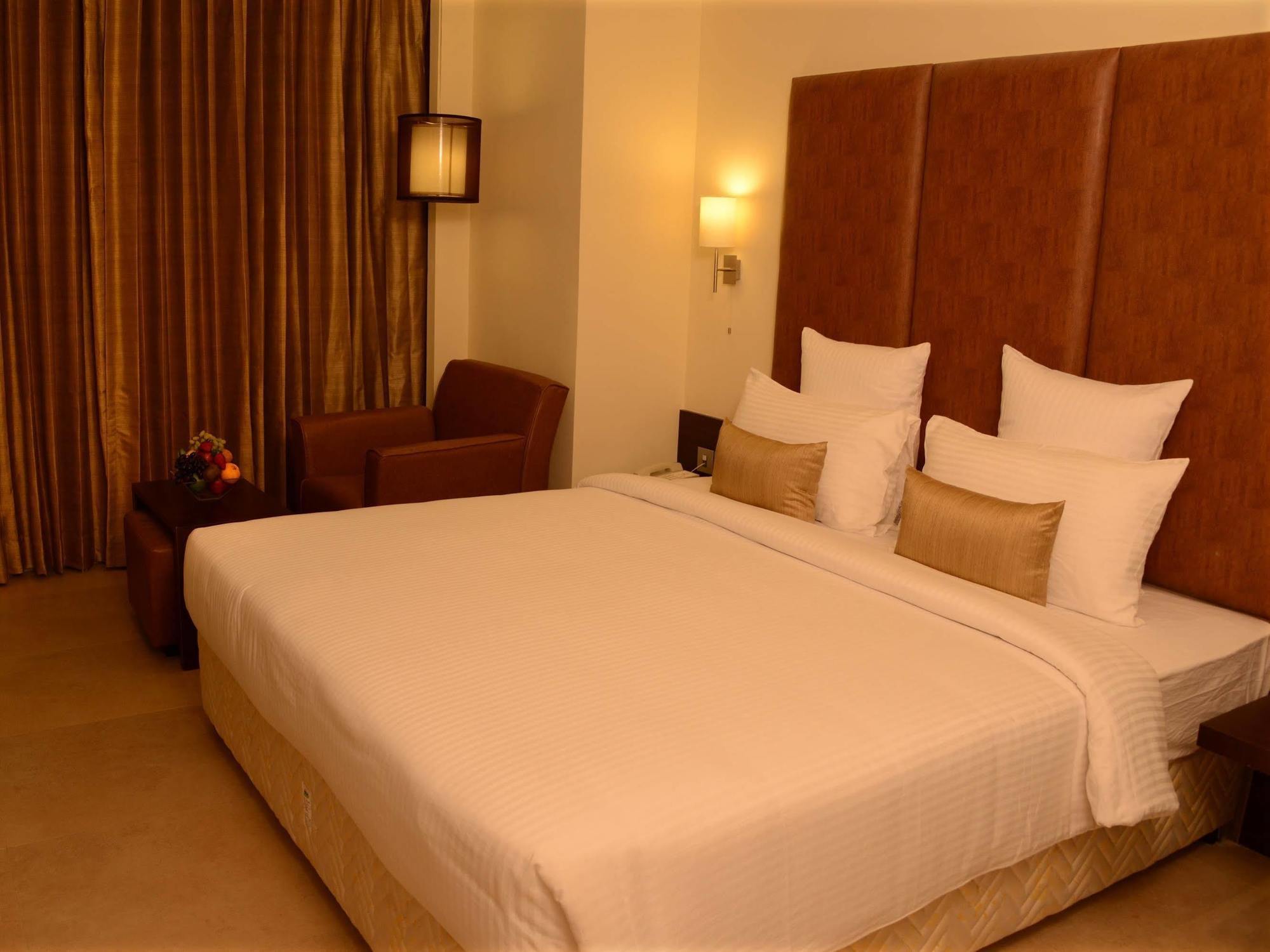 Hotel Blu Iris Chennai Exterior foto